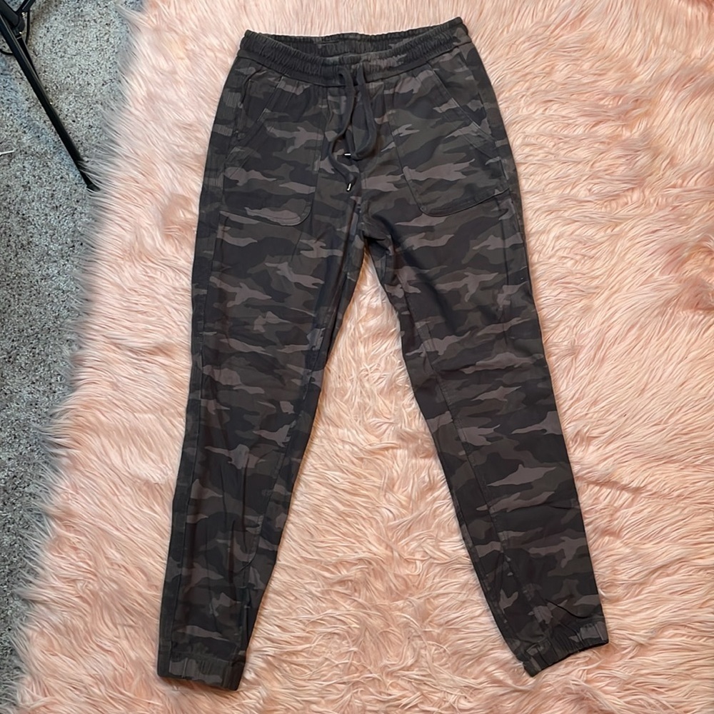 Athleta Black Olive Camo Farallon Jogger Travel Lifestyle Pant Size 2 - Picture 3 of 8